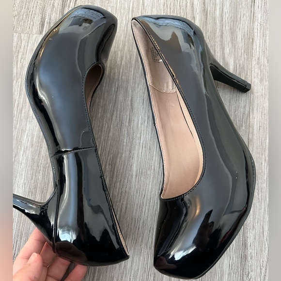 NEW Glossy Pumps - Picture 2 of 8